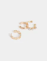 Set de tres aros cuff dorados para la oreja, con diferentes diseños: uno liso, uno con tres strass y uno con eslabones.