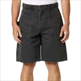 Bermuda negra de corte holgado, con bolsillos laterales y traseros. Ideal para skate.