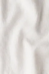 Short color crema en tejido liviano de algodón y viscosa. Modelo con cierre decorativo, elástico revestido con cordón para ajustar en la cintura, bolsillos al bies y bolsillo insertado atrás. Corte relajado para una silueta casual.