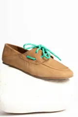Mocasines color marrón claro con cordones y detalle de costuras en la puntera.