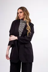 Blazer violeta de corte oversized con solapas de muesca y bolsillos de parche.