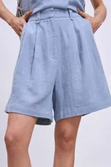 Short celeste de tiro alto con pinzas delanteras y bolsillos laterales.