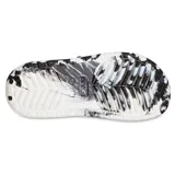 Sandalias de tipo zueco con diseño en tonos negro y blanco, con textura suave.