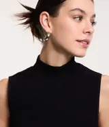 Musculosa negra con cuello alto y corte ajustado.