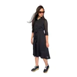 Vestido camisero midi negro con cuello clásico, mangas 3/4 y falda acampanada. Presenta un cinturón de lazo en la cintura y cierre frontal con botones.