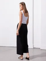 Pantalón wide leg color beige, marca Ninety. Con pretina ancha elastizada y lazo de ajuste.
