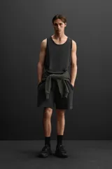 Musculosa deportiva negra de algodón, corte regular fit, cuello redondo amplio y sisa ancha.