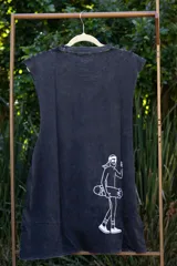 Musculosa celeste con estampa circular en el centro.