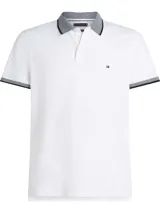 Chomba de corte regular en color blanco, confeccionada en algodón orgánico y lino, con cuello polo y logo bordado en el pecho.