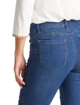 Jean elastizado marca One Five One, de tiro medio y terminación bootcut. Color azul, con pretina con pasadores, botón y cierre. Bolsillos delanteros y traseros.