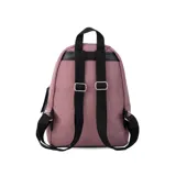 Mochila de tela color blanco con diseño capitoneado en la parte superior y textura tipo telar en la parte inferior. Tiene correas negras ajustables, asa superior y bolsillo frontal amplio. Incluye compartimento interno para iPad.