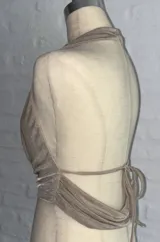 Conjunto color beige compuesto por un top halter con escote drapeado y una falda larga ajustada.