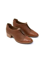 Zapatos acordonados de cuero color caramelo con puntera de charol y taco de madera.