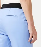 Pantalón de vestir color verde claro, de corte recto, con bolsillos laterales y traseros.