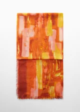 Bufanda rectangular con estampado abstracto multicolor en tonos naranja, amarillo y rosa.