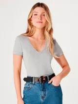 Camiseta rosa de manga corta con cuello en V y corte entallado.