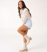 Bota corta color crema con textura de reptil, caña media, punta cuadrada, cierre lateral y taco de madera.