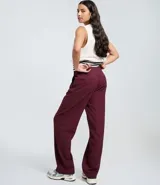 Pantalón de vestir femenino, color bordó, de corte recto y tiro alto, confeccionado en tejido de poliéster y viscosa. Presenta bolsillos tipo cuchillo.