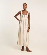 Vestido largo evasé sin mangas, confeccionado en viscolino con 15% de lino. Presenta escote cuadrado en el busto y escote en U en la espalda, con cierre trasero por cremallera. Posee bieses contrastantes.