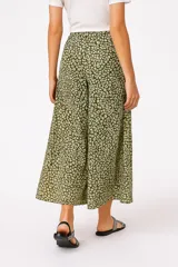 Pantalón largo de viscosa con estampado floral en tonos verde oliva y beige, de corte ancho y tiro alto.