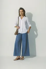 Camisa color rojo de manga larga con cuello clásico y cierre frontal con botones.