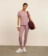 Remera deportiva blanca texturizada, con cuello redondo, manga corta, detalle reflectante y pliegue en la espalda.