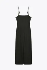 Vestido midi negro de escote recto y tirantes finos con abalorios. Tiene abertura frontal y cierre trasero con cremallera oculta.