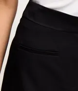 Short de sastrería corto color negro, confeccionado en crepé con detalles satinados en la cintura y los frisos. Cuenta con bolsillos incorporados y cierre delantero con cremallera.