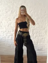 Pantalón negro de tiro alto con elástico en la cintura y corte palazzo.