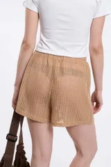 Short de crochet color blanco con cintura elastizada.