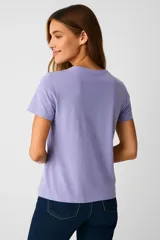 Remera negra de algodón con estampado de flores azules y texto "Let Love In".