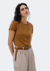 Camiseta de manga corta color terracota, con cuello redondo y corte ajustado.