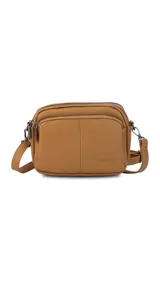 Bandolera negra de cuero sintético con doble bolsillo principal, un bolsillo frontal y trasero. Incluye correa ajustable.