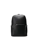 Mochila negra de diseño urbano, con dos compartimentos frontales con cierre.