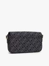 Cartera tipo mensajera de forma rectangular, con solapa frontal y correa ajustable. El cuerpo del bolso está confeccionado en jacquard con un patrón repetitivo del monograma TH en tonos negro y gris oscuro. Posee una insignia metálica dorada con el logo TH en el centro de la solapa.