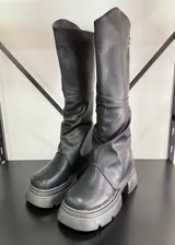 Botas bucaneras negras de cuero vegano, con polainas arrugadas y suela track.