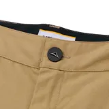 Pantalón chino color beige, con corte recto y detalles de diseño clásico.