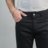 Pantalón de vestir azul con corte recto y cinco bolsillos.