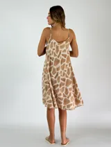 Vestido corto de algodón con estampado abstracto en tonos rosa y rojo.