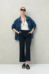 Pantalón negro de algodón con corte cropped y calce relajado.