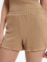Short negro con texturas suaves y cintura elástica, ideal para el uso diario.