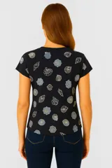 Remera marrón con estampado de ramas, corte holgado y mangas cortas.