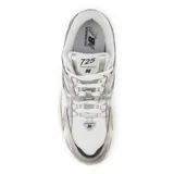 Championes New Balance modelo ML725, color blanco y plateado, con detalles en negro.