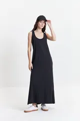 Vestido largo marrón con escote redondo estilo musculosa.