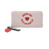 Billetera rectangular color rosa pálido con cierre perimetral y llavero colgante. Estampado frontal con logo de la marca y frase 'Live & Love Every Day' en color rojo.