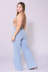 Pantalón de jean celeste, corte wide leg, tiro alto y con lycra.