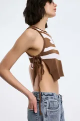 Top corto marrón con rayas horizontales blancas, cuello redondo y tiras laterales para atar.
