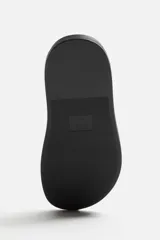 Sandalias de cuero negro con tiras anchas y plantilla anatómica.