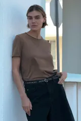 Camiseta marrón de algodón con cuello redondo, corte recto y mangas cortas. Tiene un efecto de lavado que le da un aspecto vintage.