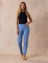 Pantalón verde esmeralda de gabardina elastizada, corte recto y pretina ancha con faja interna modeladora.